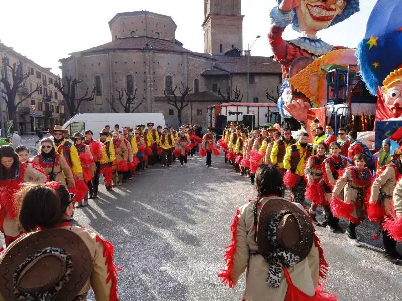 Durante la sfilata per le vie di Saluzzo